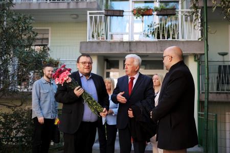 Minister je opozoril na nevarnosti krčenja pravic žensk v sodobni družbi. Ob njem je župan.